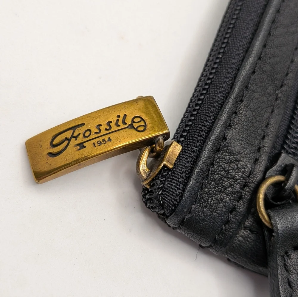 Fossil Black Pebbled Leather Zip Card Wallet